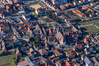 Vue aérienne de Église catholique Saint-Remi à le quartier Diedesfeld in Neustadt an der Weinstraße dans le département Rhénanie-Palatinat, Allemagne