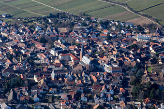 Vue aérienne de Église paroissiale Saint-Ulrich à Deidesheim dans le département Rhénanie-Palatinat, Allemagne