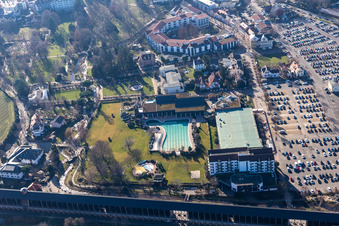 Vue aérienne de Bâtiment de remise des diplômes, piscine de loisirs Salinarium à Bad Dürkheim dans le département Rhénanie-Palatinat, Allemagne