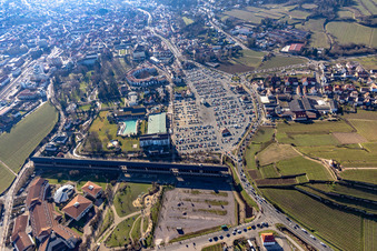 Vue aérienne de Bâtiment de remise des diplômes, piscine de loisirs Salinarium à le quartier Pfeffingen in Bad Dürkheim dans le département Rhénanie-Palatinat, Allemagne