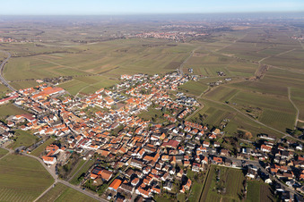 Vue aérienne de Vue de la ville du centre-ville avec les périphéries adjacentes aux champs agricoles à Kallstadt dans le département Rhénanie-Palatinat, Allemagne