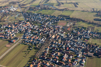Vue aérienne de Église protestante Sainte-Marie Erpolzheim à Erpolzheim dans le département Rhénanie-Palatinat, Allemagne