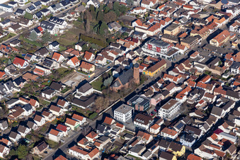 Vue aérienne de Église catholique Saint-Maximilien à Maxdorf dans le département Rhénanie-Palatinat, Allemagne