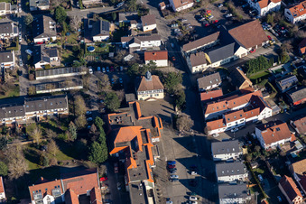 Vue aérienne de Château des barons de Hallberg à le quartier Ruchheim in Ludwigshafen am Rhein dans le département Rhénanie-Palatinat, Allemagne