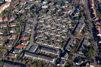Vue aérienne de Quartier résidentiel d'un lotissement de maisons mitoyennes sur Lorscher Straße à Ruchheim à le quartier Ruchheim in Ludwigshafen am Rhein dans le département Rhénanie-Palatinat, Allemagne