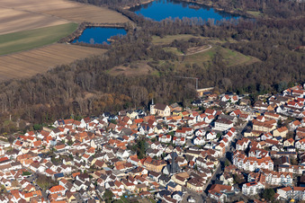Vue aérienne de Église catholique Saint-Michel à le quartier Maudach in Ludwigshafen am Rhein dans le département Rhénanie-Palatinat, Allemagne