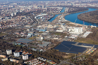 Vue aérienne de Zone industrielle et commerciale à le quartier Rheingönheim in Ludwigshafen am Rhein dans le département Rhénanie-Palatinat, Allemagne