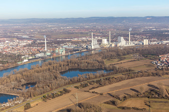 Vue aérienne de Installations de la centrale électrique et tours d'échappement de la centrale de cogénération au charbon Großkraftwerk Mannheim AG sur le Rhin près de Neckarau à Mannheim à Altrip dans le département Rhénanie-Palatinat, Allemagne