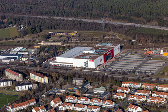 Vue aérienne de Zone industrielle de meubles Höffner à Schwetzingen dans le département Bade-Wurtemberg, Allemagne