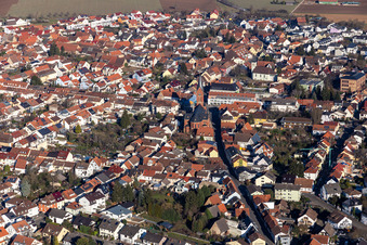 Vue aérienne de Église catholique Saint-Martin à Schwetzingen dans le département Bade-Wurtemberg, Allemagne