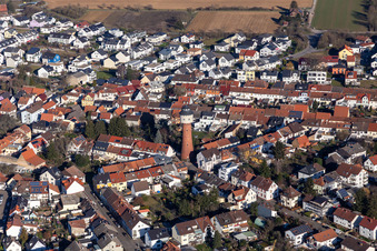 Vue aérienne de Construction du monument industriel château d'eau historique (monument historique de la ville) à Plankstadt dans le département Bade-Wurtemberg, Allemagne
