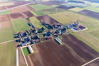 Vue aérienne de Neurott avec la ferme maraîchère Spieß et la ferme équestre Gieser à le quartier Patrick Henry Village in Heidelberg dans le département Bade-Wurtemberg, Allemagne