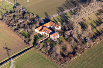Vue aérienne de Moulin à eau historique Kirchheimer Mühle en bordure de champs cultivés à le quartier Patrick Henry Village in Heidelberg dans le département Bade-Wurtemberg, Allemagne