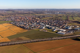 Vue aérienne de Vue du village en bordure des champs agricoles et des terres agricoles à Sankt Leon-Rot à le quartier Rot in St. Leon-Rot dans le département Bade-Wurtemberg, Allemagne