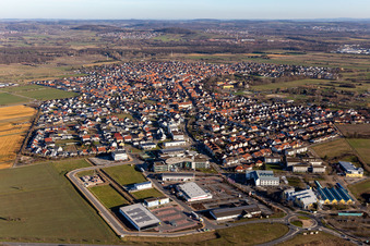 Vue aérienne de Vue du village en bordure des champs agricoles et des terres agricoles à Sankt Leon-Rot à le quartier Rot in St. Leon-Rot dans le département Bade-Wurtemberg, Allemagne