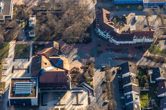 Vue aérienne de Bureau des citoyens et résidence pour seniors Am Wald à Waghäusel dans le département Bade-Wurtemberg, Allemagne
