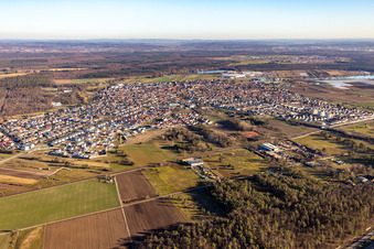 Vue aérienne de Vue de la ville en bordure des champs agricoles et des terres agricoles en Wiesental à le quartier Wiesental in Waghäusel dans le département Bade-Wurtemberg, Allemagne