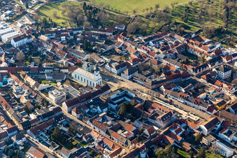 Vue aérienne de Église catholique sur la place du marché à Philippsburg dans le département Bade-Wurtemberg, Allemagne