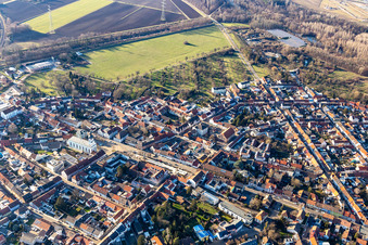 Vue aérienne de Église catholique sur la place du marché à Philippsburg dans le département Bade-Wurtemberg, Allemagne