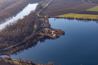 Vue aérienne de Maison du pêcheur Huttenheim à le quartier Rheinsheim in Philippsburg dans le département Bade-Wurtemberg, Allemagne