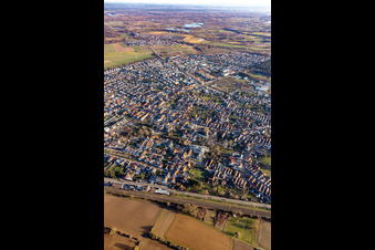 Vue aérienne de Vue des rues et des maisons dans les quartiers résidentiels à Rülzheim dans le département Rhénanie-Palatinat, Allemagne
