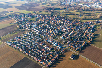 Vue aérienne de Vue des rues et des maisons dans les quartiers résidentiels à Steinweiler dans le département Rhénanie-Palatinat, Allemagne