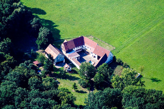 Vue aérienne de Herrenmühle - ferme en bordure de champs cultivés à le quartier Minderslachen in Kandel dans le département Rhénanie-Palatinat, Allemagne