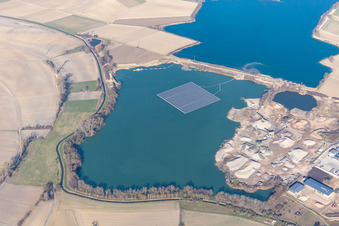 Vue aérienne de Installation photovoltaïque flottante sur le lac de la gravière Markus Wolf à Leimersheim dans le département Rhénanie-Palatinat, Allemagne