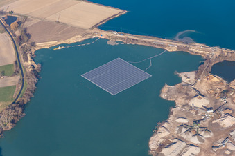 Vue aérienne de Centrale solaire flottante et champs de panneaux photovoltaïques à la surface de l'eau sur un lac de gravière à Leimersheim dans le département Rhénanie-Palatinat, Allemagne