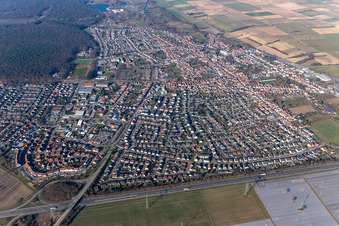 Rülzheim dans le département Rhénanie-Palatinat, Allemagne depuis l'avion