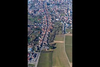 Vue aérienne de Rue principale inférieure à Herxheim bei Landau dans le département Rhénanie-Palatinat, Allemagne
