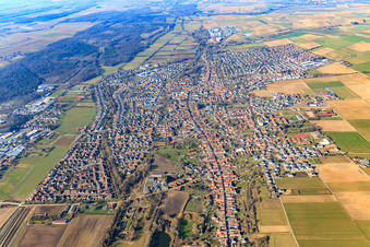 Vue aérienne de Vue d'ensemble de la ville depuis l'est à Herxheim bei Landau dans le département Rhénanie-Palatinat, Allemagne