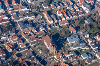 Vue aérienne de Église catholique Sainte-Marie de l'Assomption de Herxheim dans le vieux centre-ville (Palatinat) à Herxheim bei Landau dans le département Rhénanie-Palatinat, Allemagne