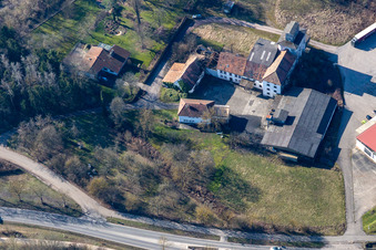 Vue aérienne de Vieux moulin sur le Klingbach à Herxheim bei Landau dans le département Rhénanie-Palatinat, Allemagne