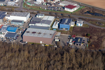 Vue aérienne de Service automobile Bosch Hé, magasin de fournitures médicales Römer, station DEKRA à Herxheim bei Landau dans le département Rhénanie-Palatinat, Allemagne