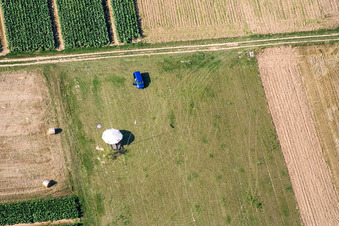 Vue aérienne de Revenons à l'ancien point de départ à Offenbach an der Queich dans le département Rhénanie-Palatinat, Allemagne