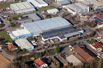 Vue aérienne de Zone industrielle et implantation d'entreprise Est avec produits industriels EFCO-UHLIG et usine de bijoux et de produits métalliques EFCO-Produkte Industrieofenbau GmbH à Rohrbach dans le département Rhénanie-Palatinat, Allemagne