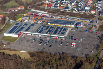 Vue aérienne de Zone commerciale sud avec le vendeur Engel & Engel GmbH DHL-Parcel-Transporter, Südpfalz Center, Wasgau Frischemarkt Rohrbach et MODEPARK RÖTHER à Rohrbach dans le département Rhénanie-Palatinat, Allemagne