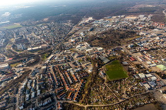 Vue aérienne de Cimetière à le quartier Burgfeld in Speyer dans le département Rhénanie-Palatinat, Allemagne