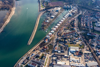 Ensemble résidentiel sur la Hafenstraße en face du port de plaisance avec amarrages pour bateaux de plaisance et postes d'amarrage sur les rives du vieux port sur le Rhin à Speyer dans le département Rhénanie-Palatinat, Allemagne vue d'en haut