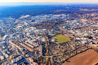 Vue aérienne de Jardins familiaux et terrain de sport à Kuhweide x Tullastr à Speyer dans le département Rhénanie-Palatinat, Allemagne