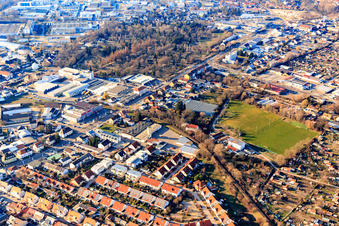 Vue aérienne de Cimetière et zone commerciale Am Rabensteinerweg à Speyer dans le département Rhénanie-Palatinat, Allemagne
