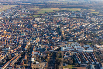 Vue aérienne de Vieille ville et centre-ville Johannesstrasse - Maximilianstrasse - Altpörtel à Speyer dans le département Rhénanie-Palatinat, Allemagne
