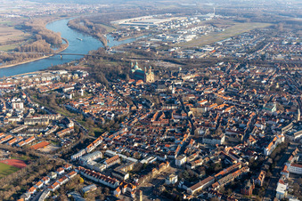 Vue aérienne de Vieille ville et centre-ville au bord du Rhin à Speyer dans le département Rhénanie-Palatinat, Allemagne