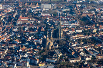 Vue aérienne de Église de protestation et église catholique Saint-Joseph dans le vieux centre-ville à Speyer dans le département Rhénanie-Palatinat, Allemagne