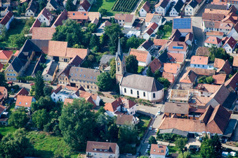 Vue aérienne de Église protestante au centre du village à Essingen dans le département Rhénanie-Palatinat, Allemagne