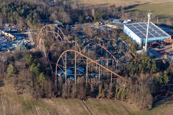 Parc de vacances pendant les vacances d'hiver et de corona à Haßloch dans le département Rhénanie-Palatinat, Allemagne depuis l'avion