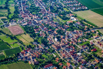 Vue aérienne de Village du sud-est à Essingen dans le département Rhénanie-Palatinat, Allemagne