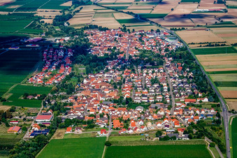 Vue aérienne de Village vu de l'est à Essingen dans le département Rhénanie-Palatinat, Allemagne
