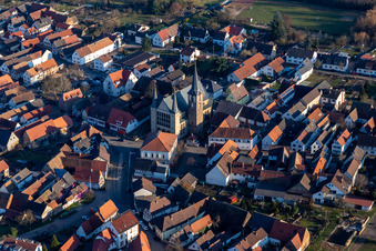 Vue aérienne de Centre-ville dans le centre-ville en Geinsheim à le quartier Geinsheim in Neustadt an der Weinstraße dans le département Rhénanie-Palatinat, Allemagne